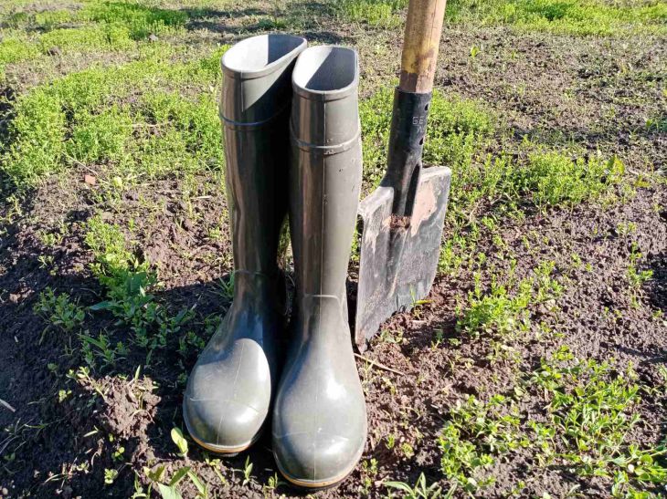 Boots Shovel