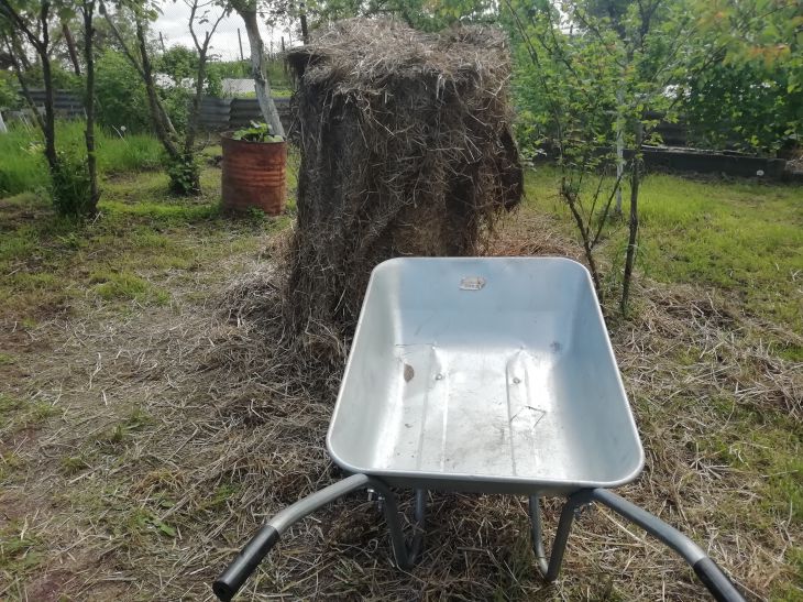 Straw wheelbarrow