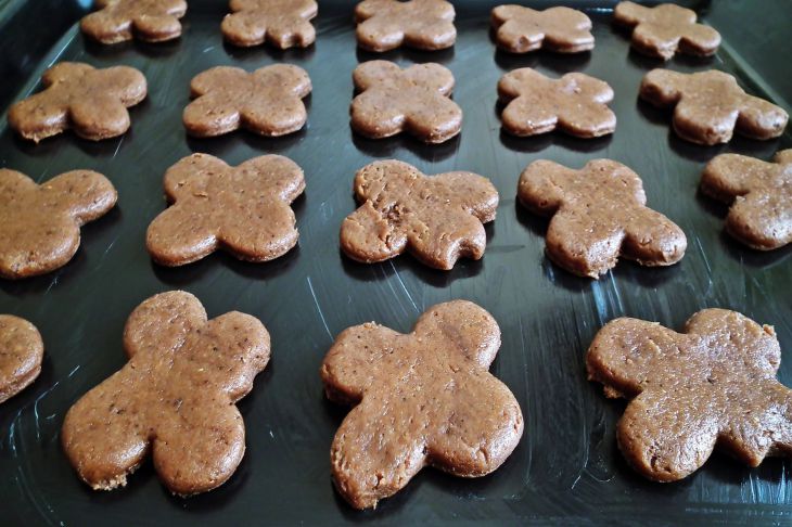 Biscuits au pain d'épice sur une plaque à pâtisserie