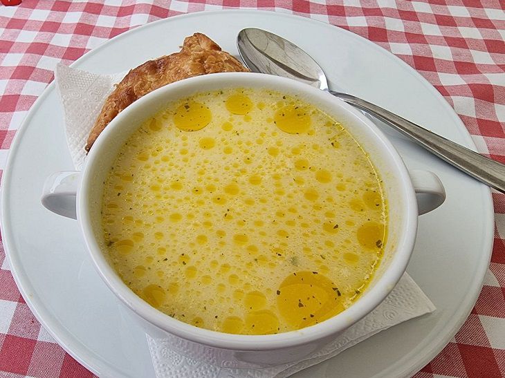 un plato de caldo