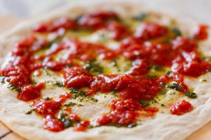 Pizza con pasta de tomate