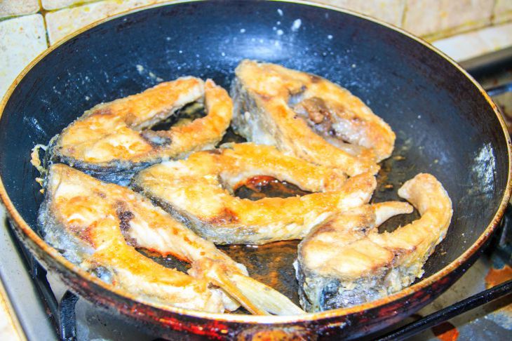 Frying pan with fish