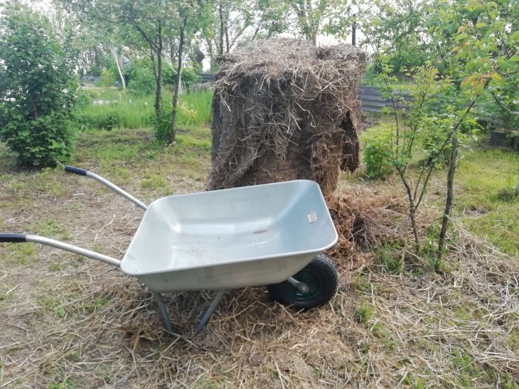 Straw wheelbarrow