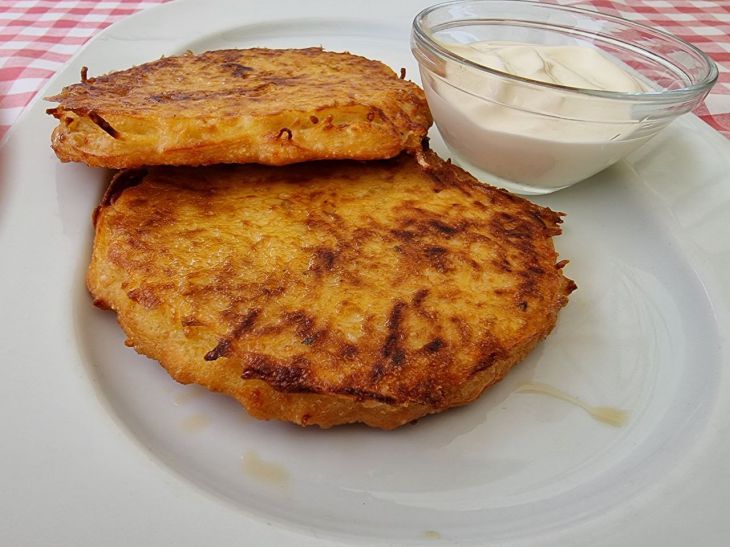 Potato pancakes with sour cream