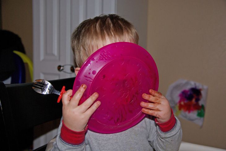 niño con un plato