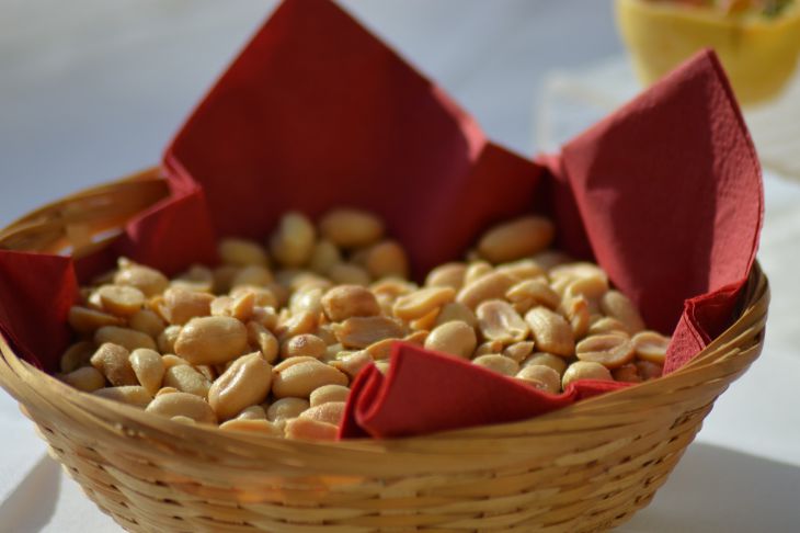 Cacahuètes dans un panier