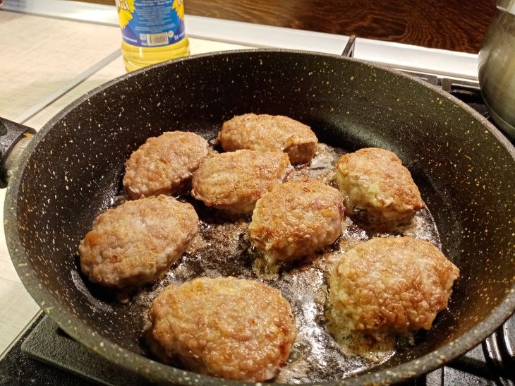 Cutlets in a frying pan