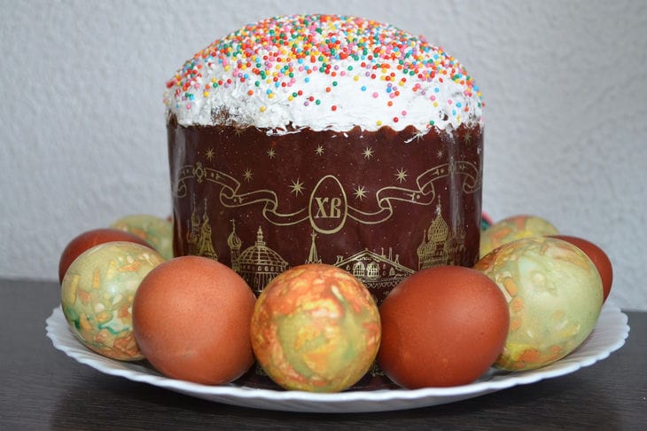 pastel de pascua y huevos