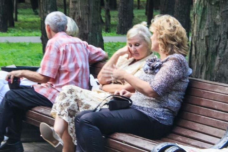 Des gens sur le banc