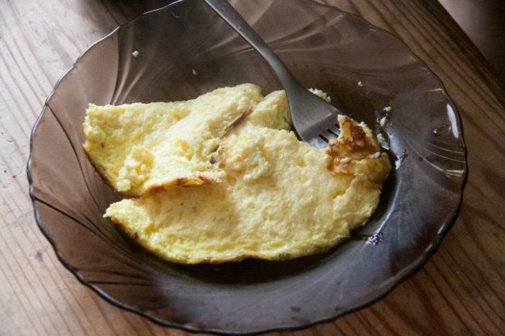 Omelette dans une assiette