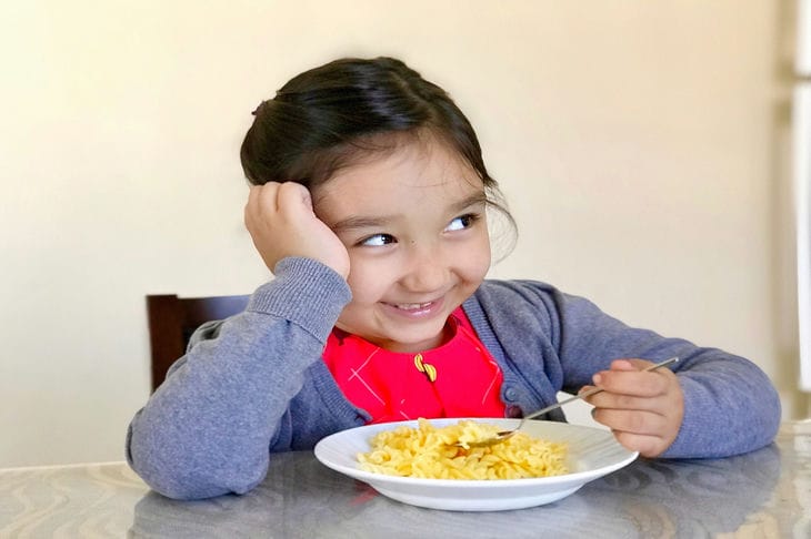 Enfant avec une assiette