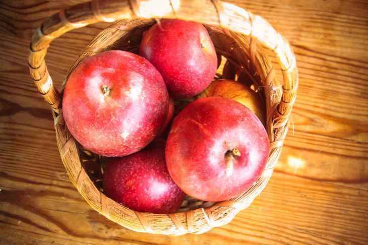 Pommes dans un panier