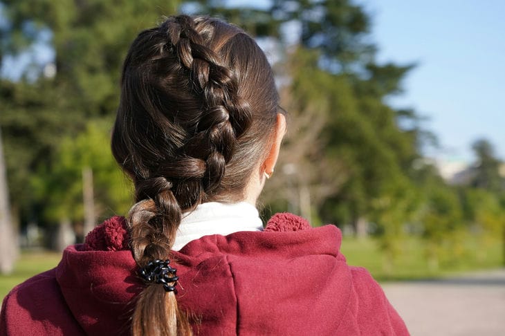 Fille avec une tresse