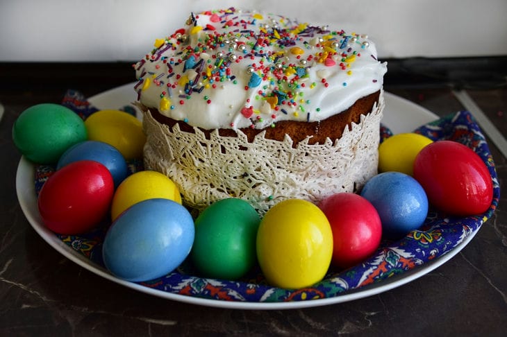 pastel de pascua y huevos