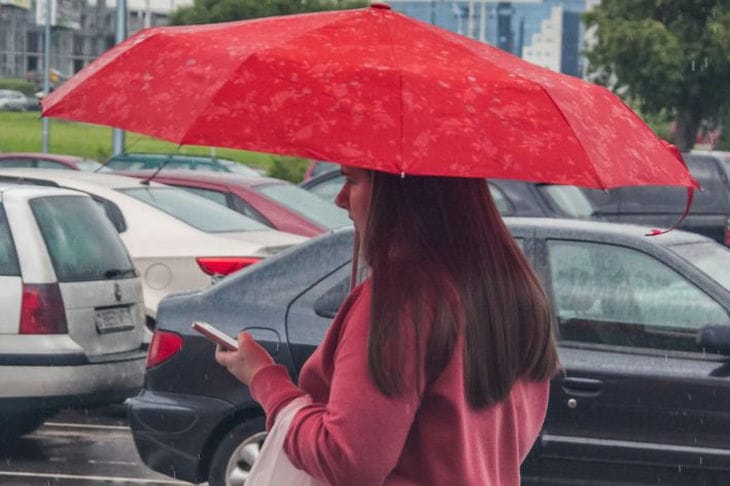 Mädchen unter einem Regenschirm