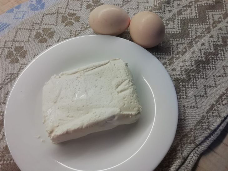 Eier aus Hüttenkäse