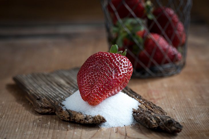 Erdbeeren und Zucker