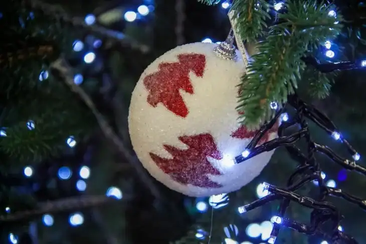 Bola en el árbol de navidad.