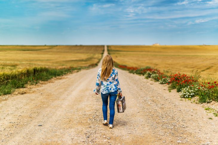 Mujer camino