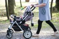 Mama mit Kinderwagen